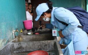 Brigadista abatizando en una vivienda