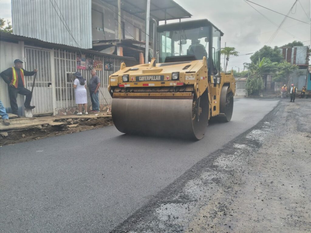 La Alcaldía de Managua supervisó con éxito un proyecto vial en el barrio Laureano Mairena, Distrito VII de la capital. Esta iniciativa consiste en la construcción de cuatro cuadras nuevas en respuesta a la acumulación de agua pluvial en la zona