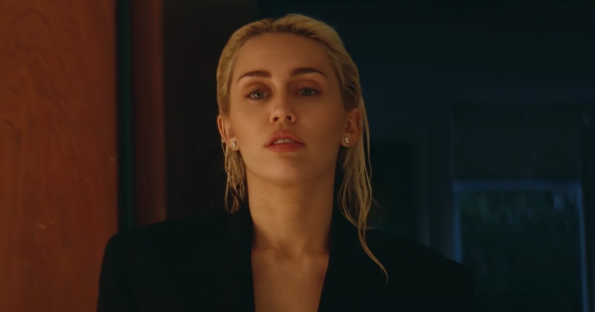 La versión íntima de “Flowers” que Miley Cyrus cantó para celebrar su cumpleaños junto a sus amigos