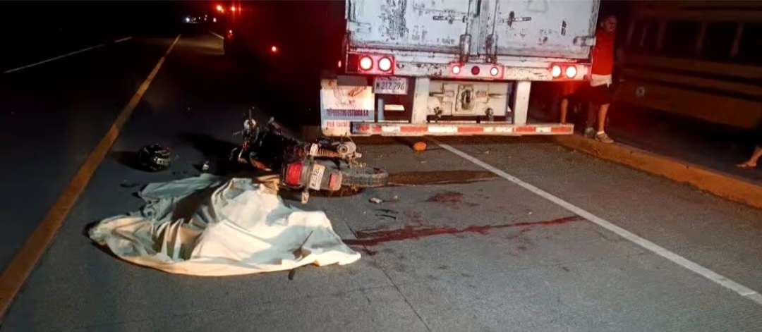 Motociclista ebrio colisiona contra un furgón y muere en León
