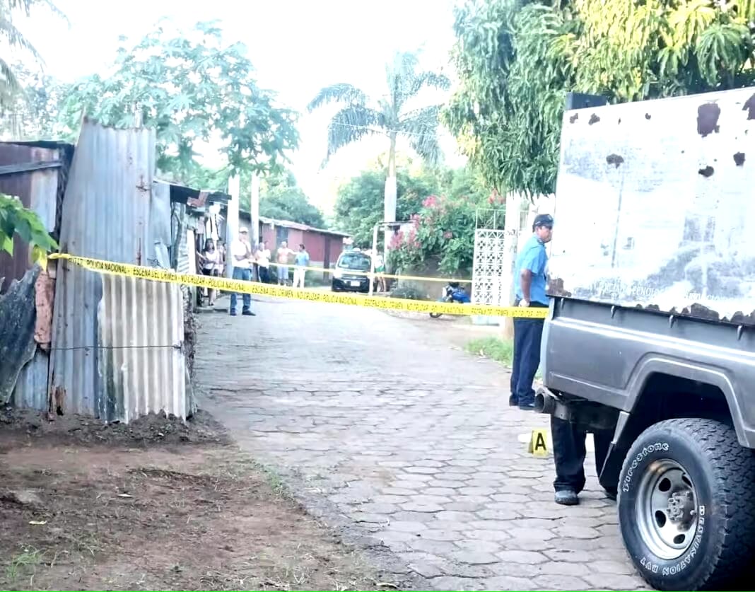 Hombre asesina a golpes y cuchilladas a su ex pareja en Managua