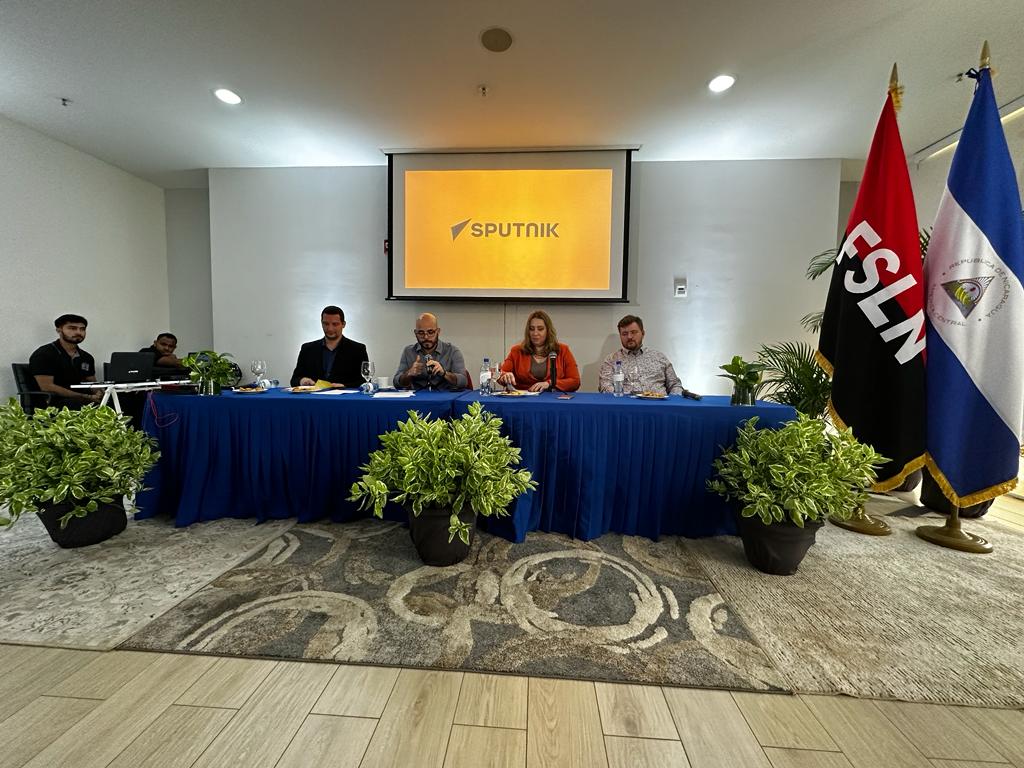 Compañera Rosario saluda a delegación de la agencia Sputnik