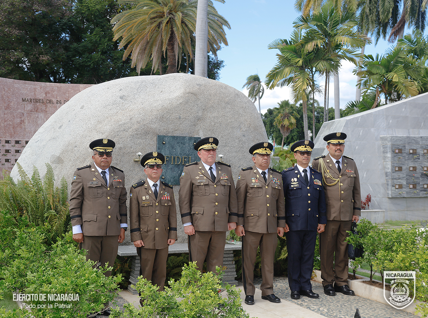Ejército de Nicaragua rinde honores a constructores de la patria cubana