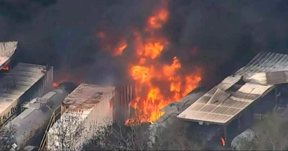 Explosión en una planta química en EE.UU. desata un gran incendio