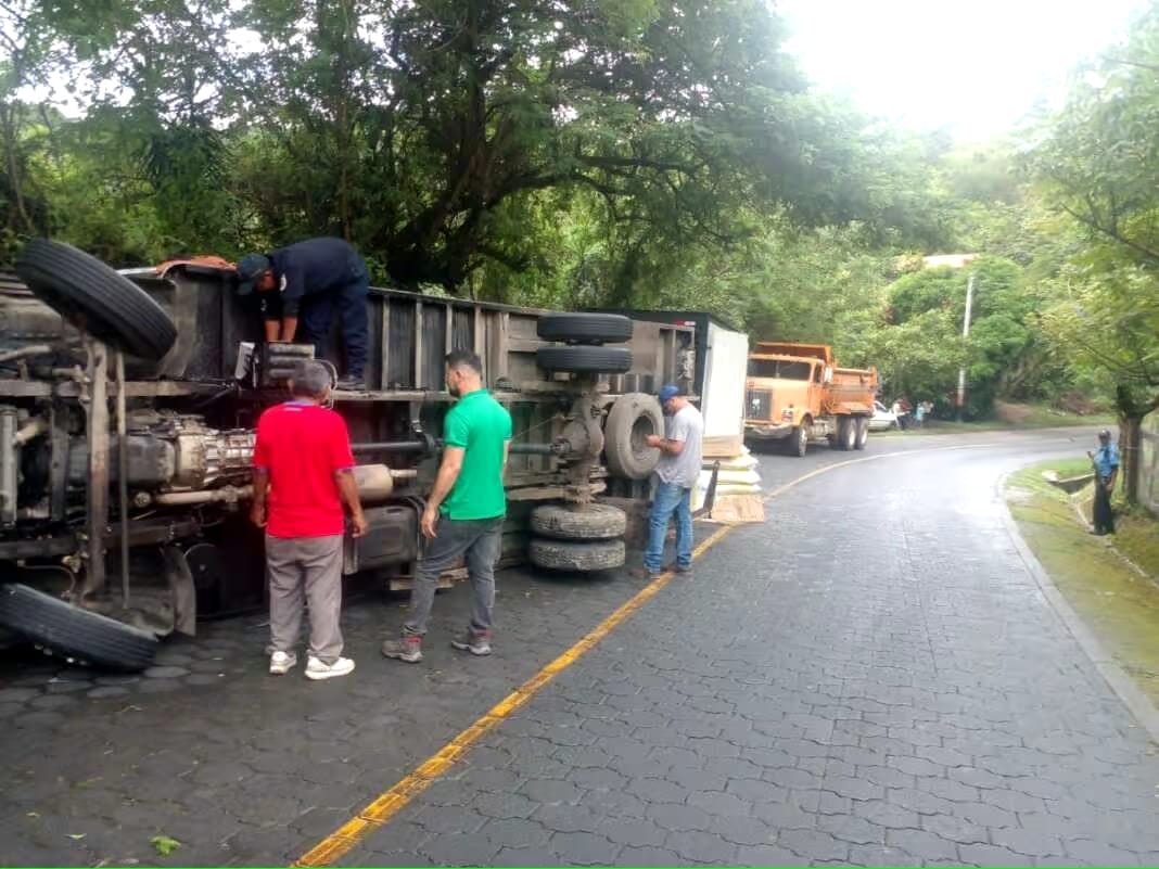 Se vuelca camión con productos básicos en Nueva Segovia