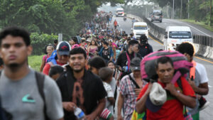 caravana migrante de más de 3.000 personas parte del sur de México hacia EE.UU.