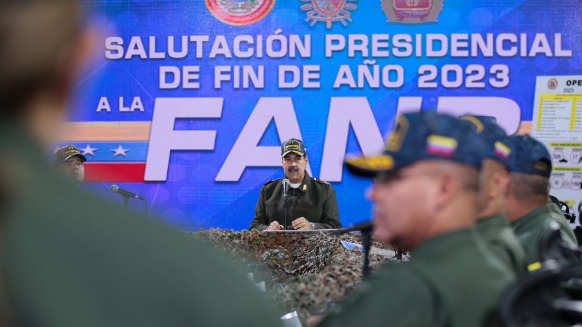 Maduro ordena retirar parcialmente aviones tras la salida del buque de guerra británico de Guyana