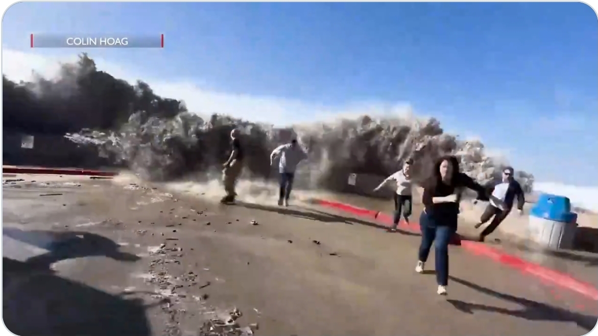 Enormes olas generadas por tormentas azotan California
