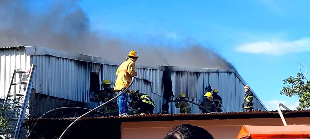 Controlan voraz incendio en una bodega de metalurgia en Managua