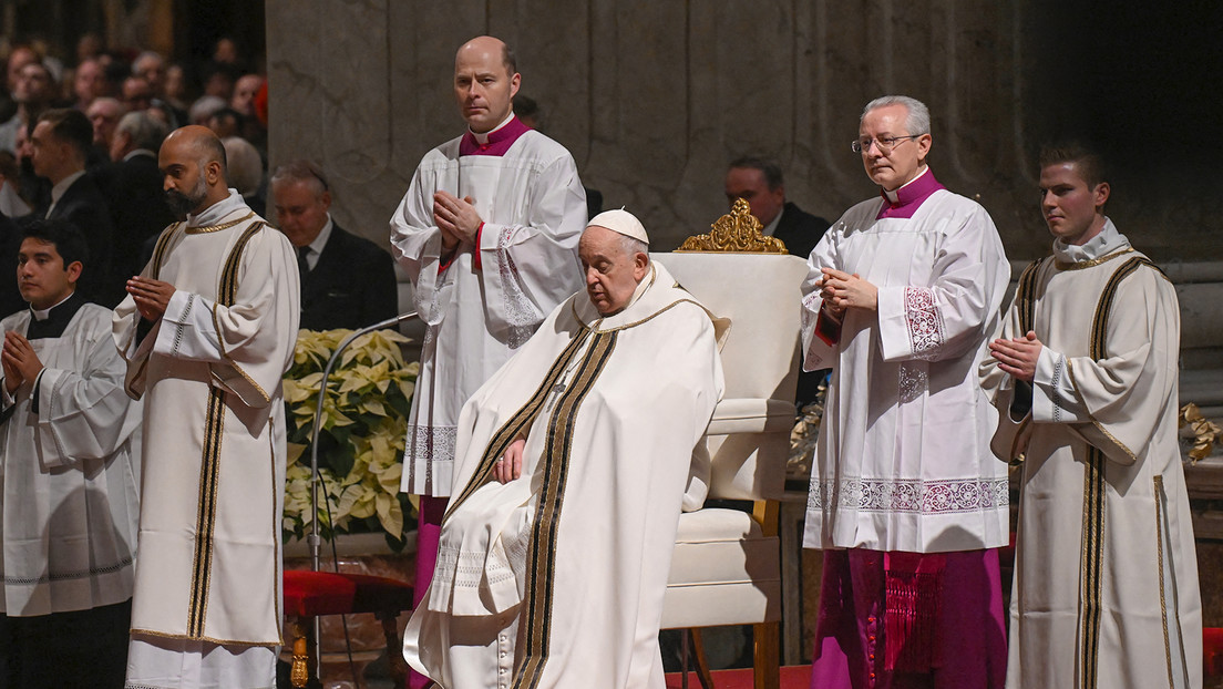 El papa Francisco celebra la misa de Nochebuena desde el Vaticano