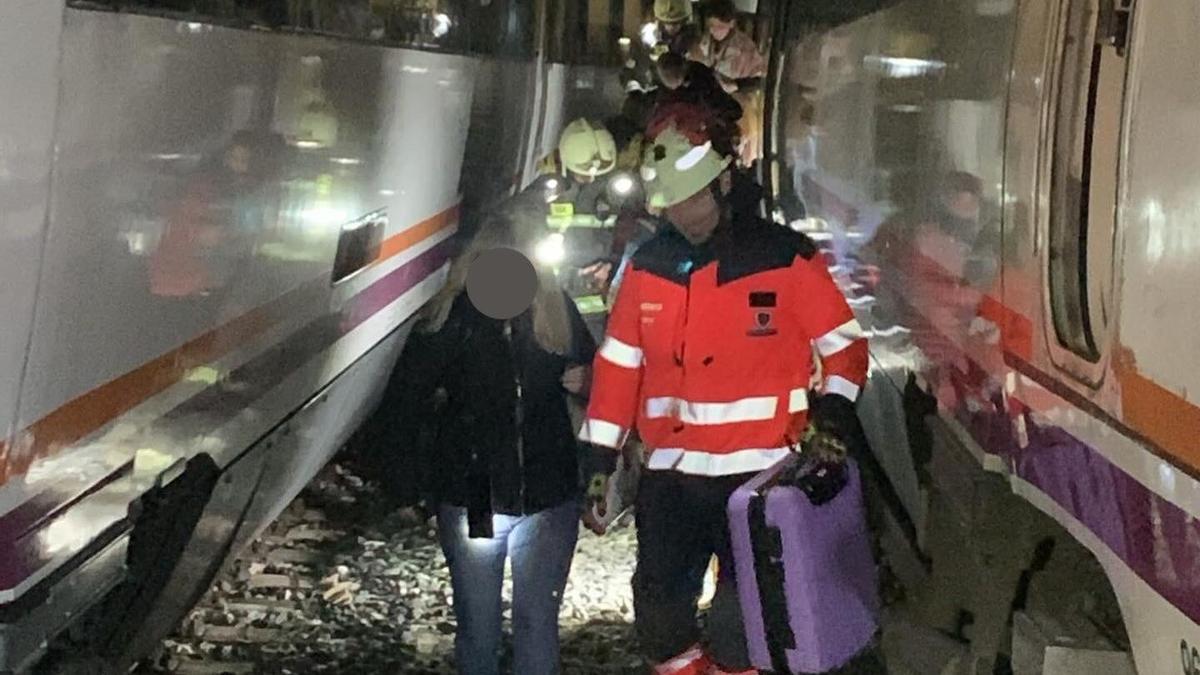 Aumentan a 13 los heridos por la colisión de dos trenes en España