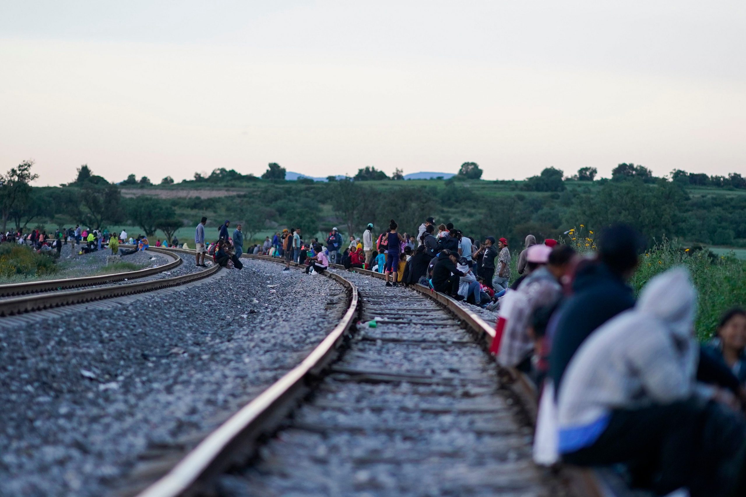 Miles de migrantes intentan tomar un tren en México con destino a la frontera estadounidense
