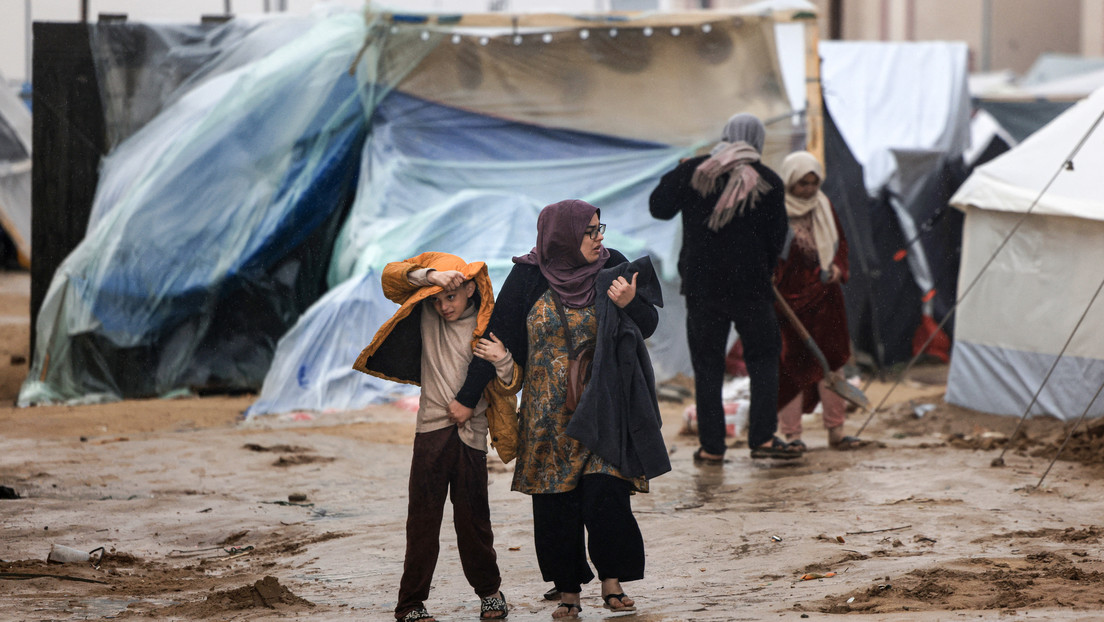 Fuertes lluvias agravan la situación en Gaza, inundando campos con habitantes desplazados