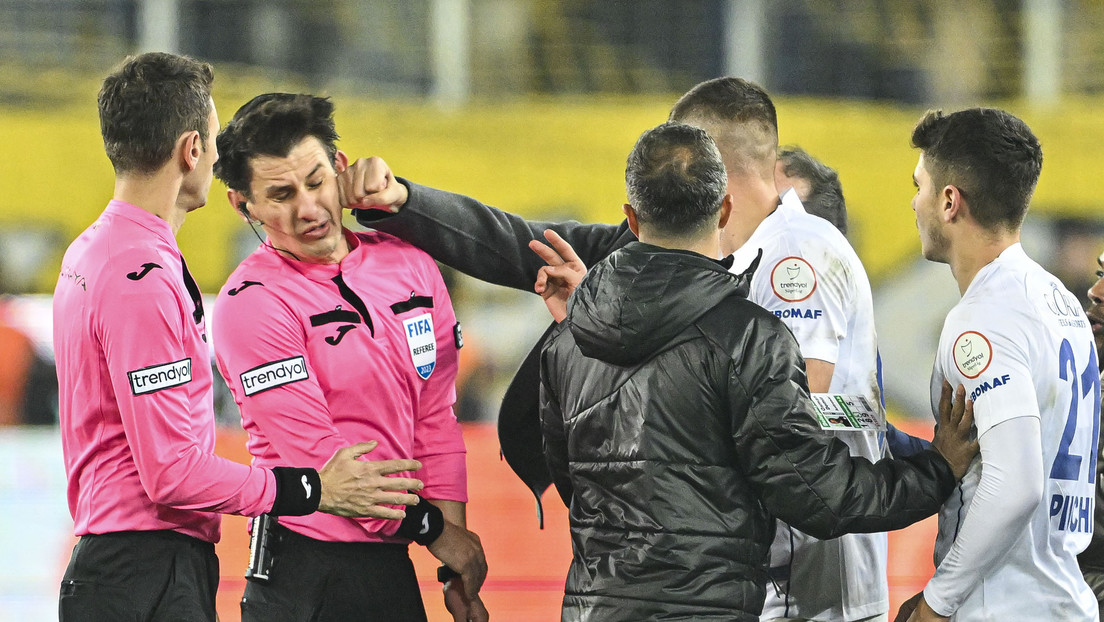 Salvaje puñetazo en la cara a un árbitro por parte del presidente de un club paraliza el fútbol turco