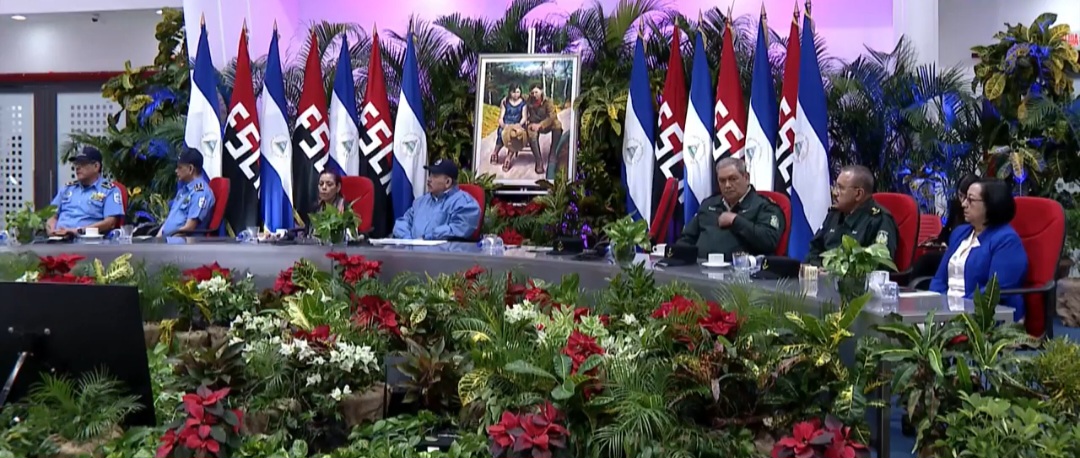 Comandante Daniel y compañera Rosario presiden acto de graduación de la Academia Militar