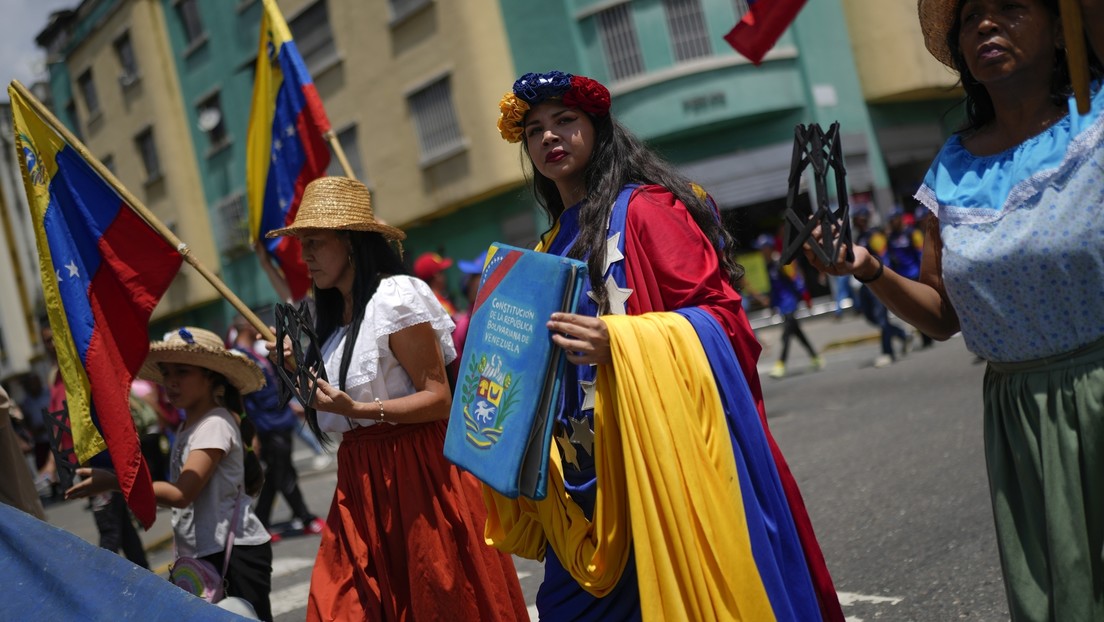 Maduro firma seis decretos como parte de la defensa del Esequibo
