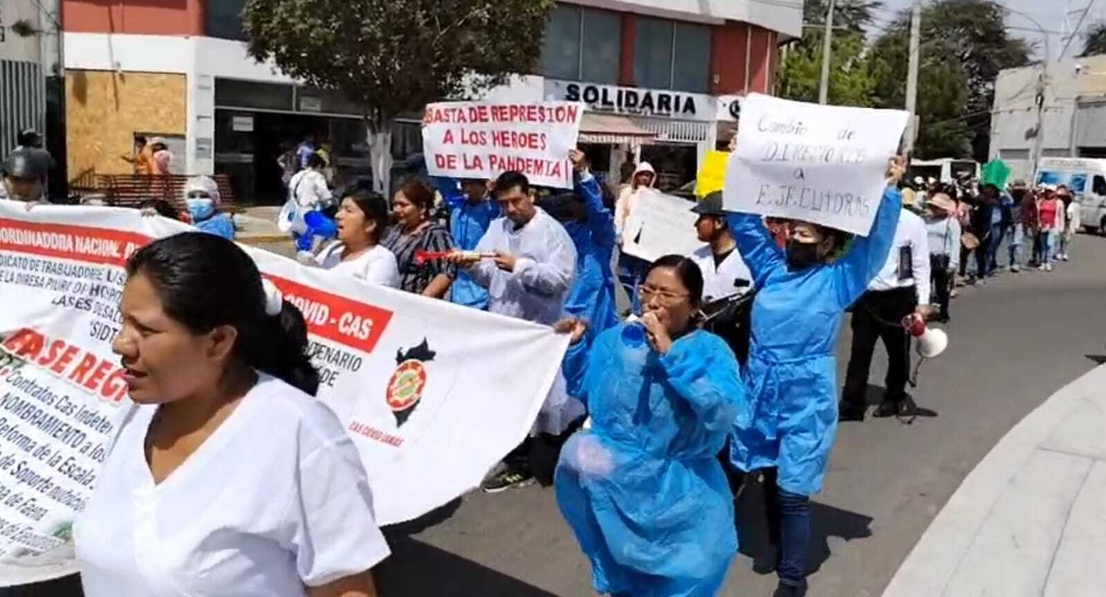 Peruanos se manifiestan al cumplirse un año de Boluarte y tras la excarcelación de Fujimori