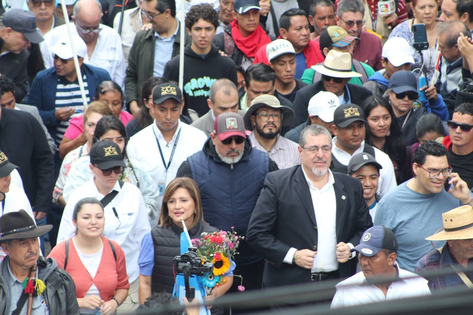 Arévalo cierra marcha en apoyo a la democracia en Guatemala