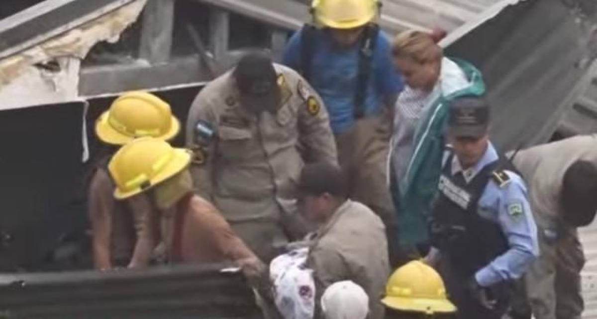 Derrumbe soterra varias casas en Choloma; hay una niña muerta