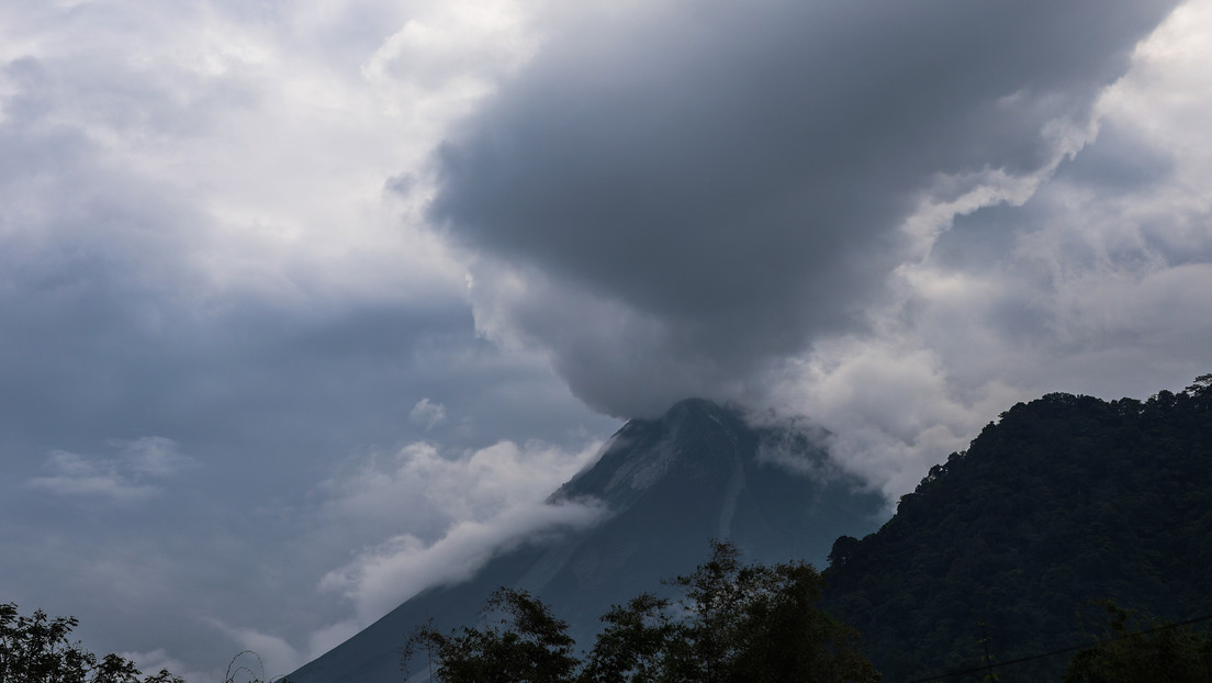 Mueren 11 alpinistas tras la erupción de un volcán en la isla de Java 