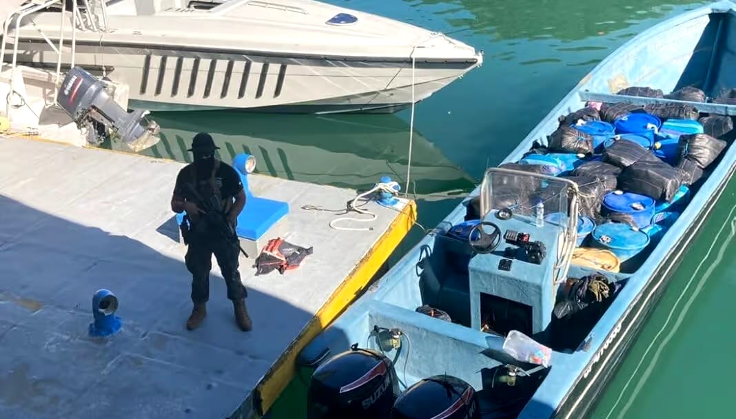 Guardacostas capturan a 2 nicas con 67 bultos de marihuana en Costa Rica