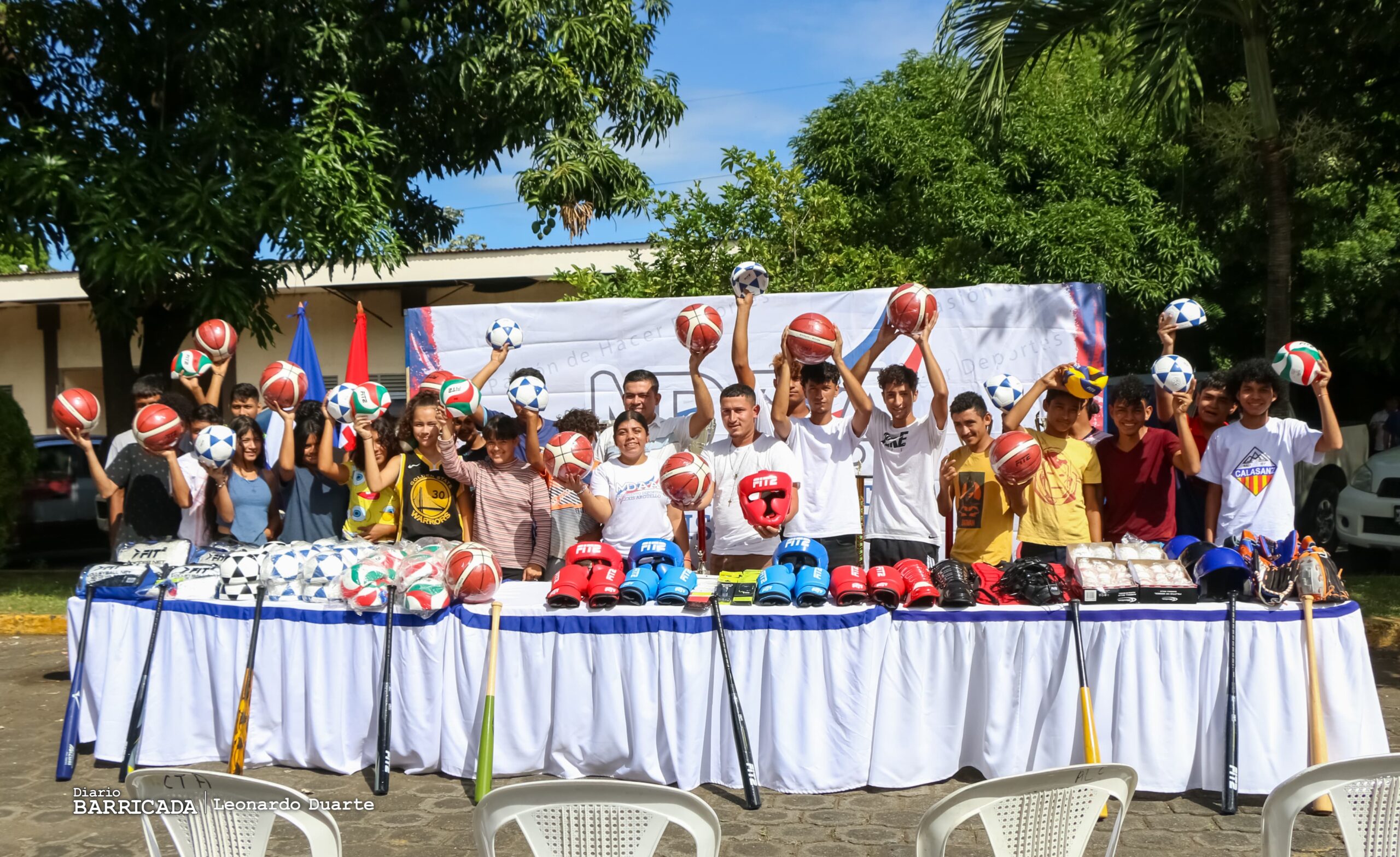 Movimiento sandinista entrega material deportivo