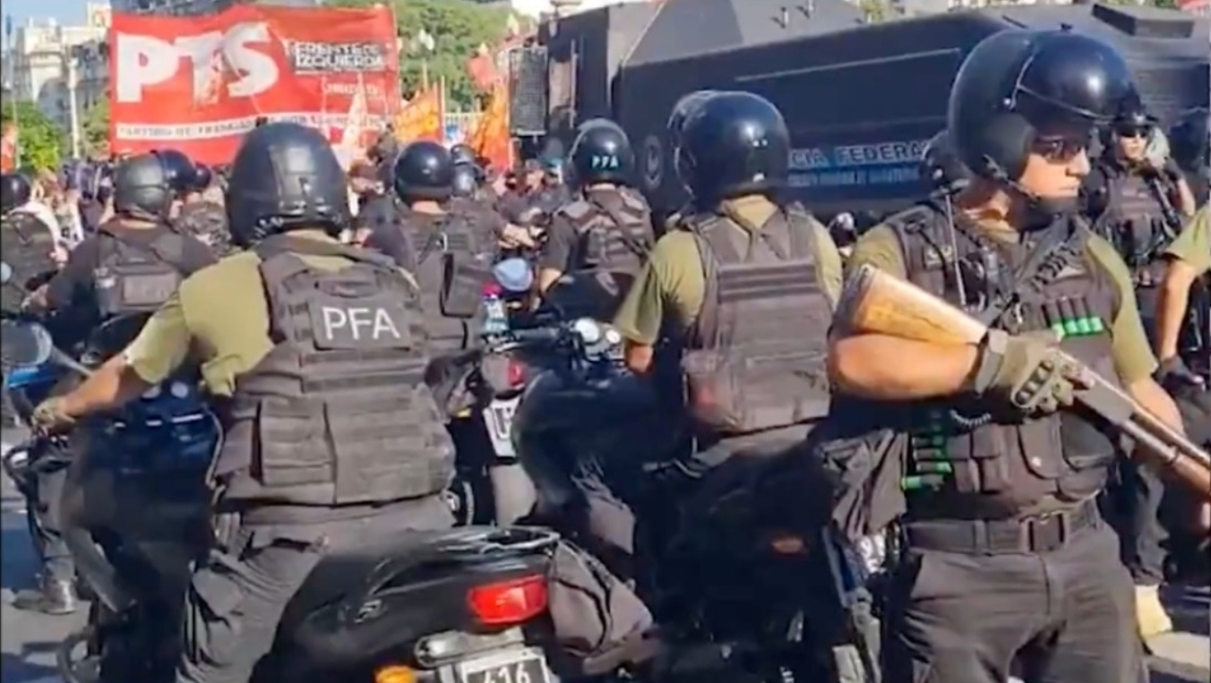 Aumenta la tensión en las afueras del Congreso argentino en medio del debate por la ley ómnibus