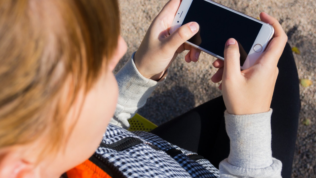Cataluña prohíbe el uso de celulares en colegios a menores de 12 años y los restringe en secundaria