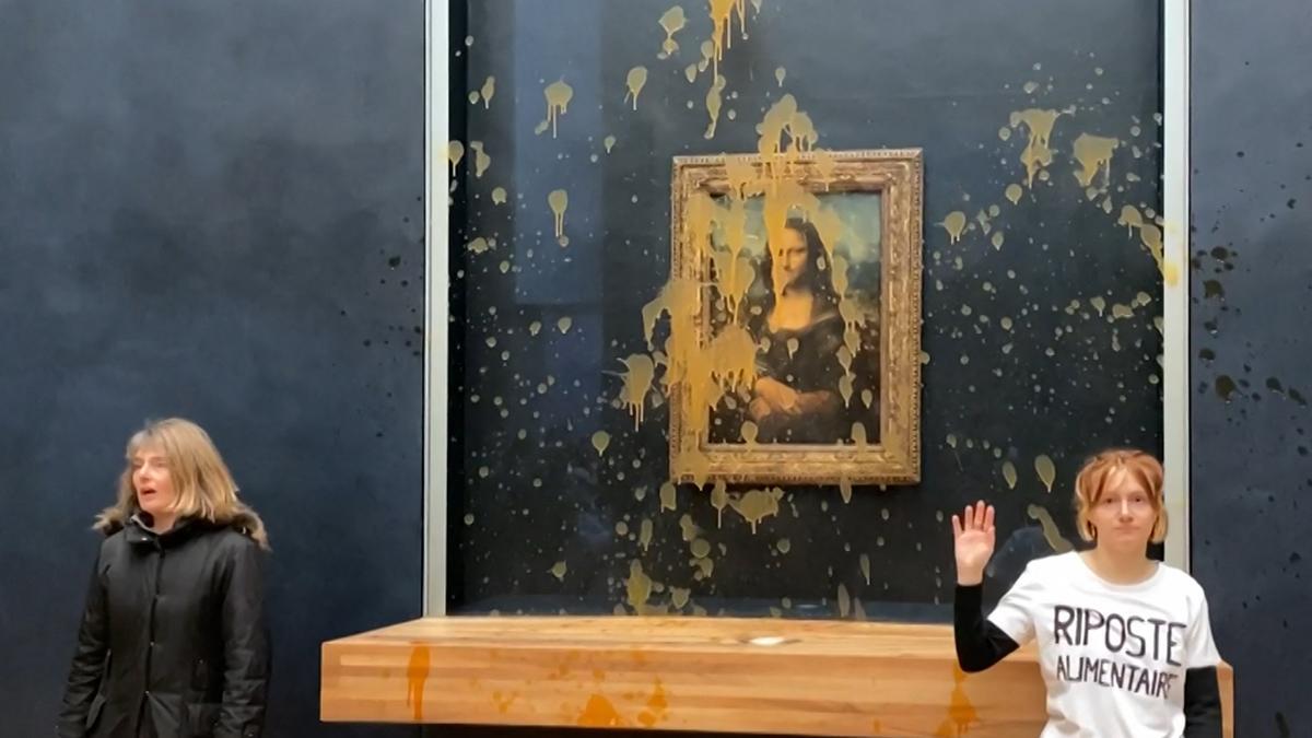 Dos activistas arrojaron sopa contra “La Gioconda” en el Louvre de París