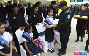 Entregan paquetes escolares a hijos de los miembros de la DOEP