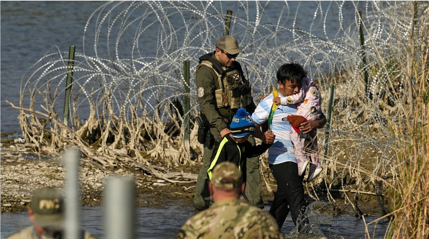 Texas desafía a Washington y rechaza retirar el alambre de púas en su frontera con México