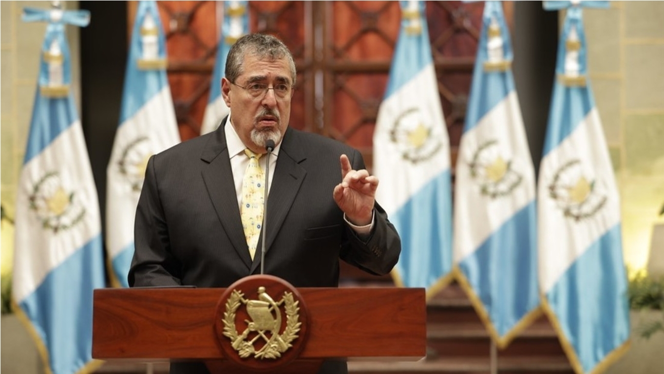 ¿Espionaje? Arévalo denuncia la aparición de “juguetes” en el despacho presidencial de Guatemala