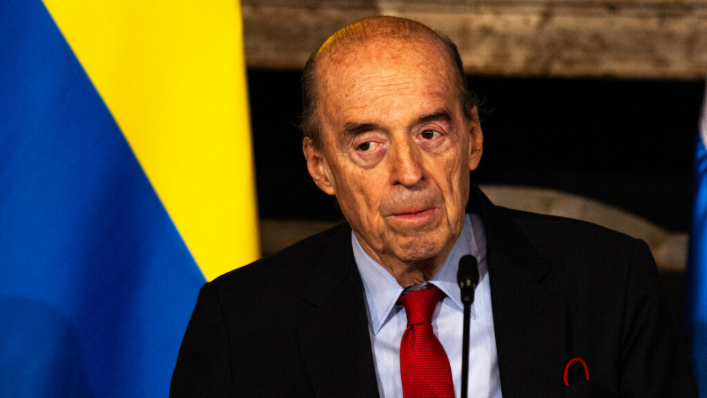 Suspenden por tres meses al canciller colombiano