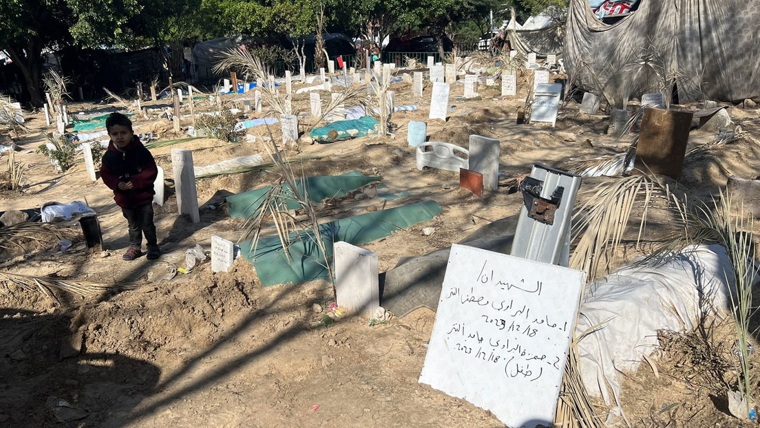 El patio de un hospital de Gaza, convertido en un cementerio tras los ataques de Israel