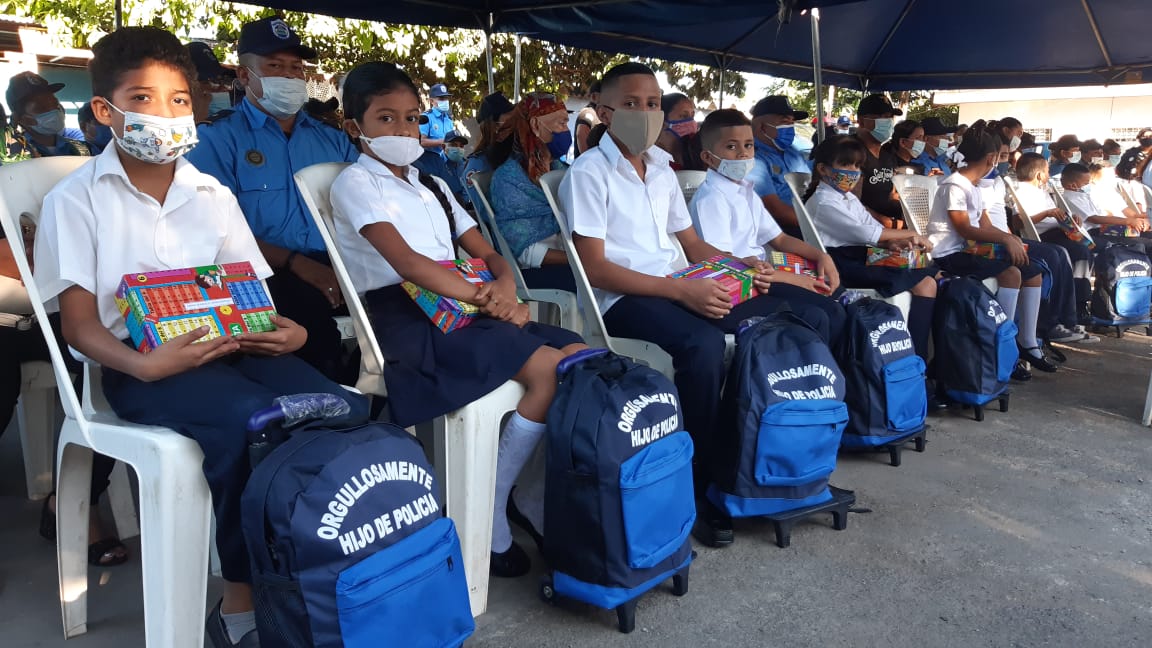 Hijos de policías serán beneficiados con paquetes escolares