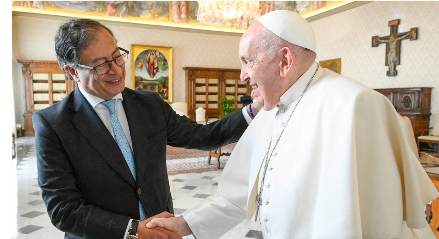 Petro propone al papa Francisco entablar un diálogo con el ELN en el Vaticano
