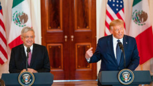 Trump solo intenta "ganar votos" con amenaza de sellar frontera con México