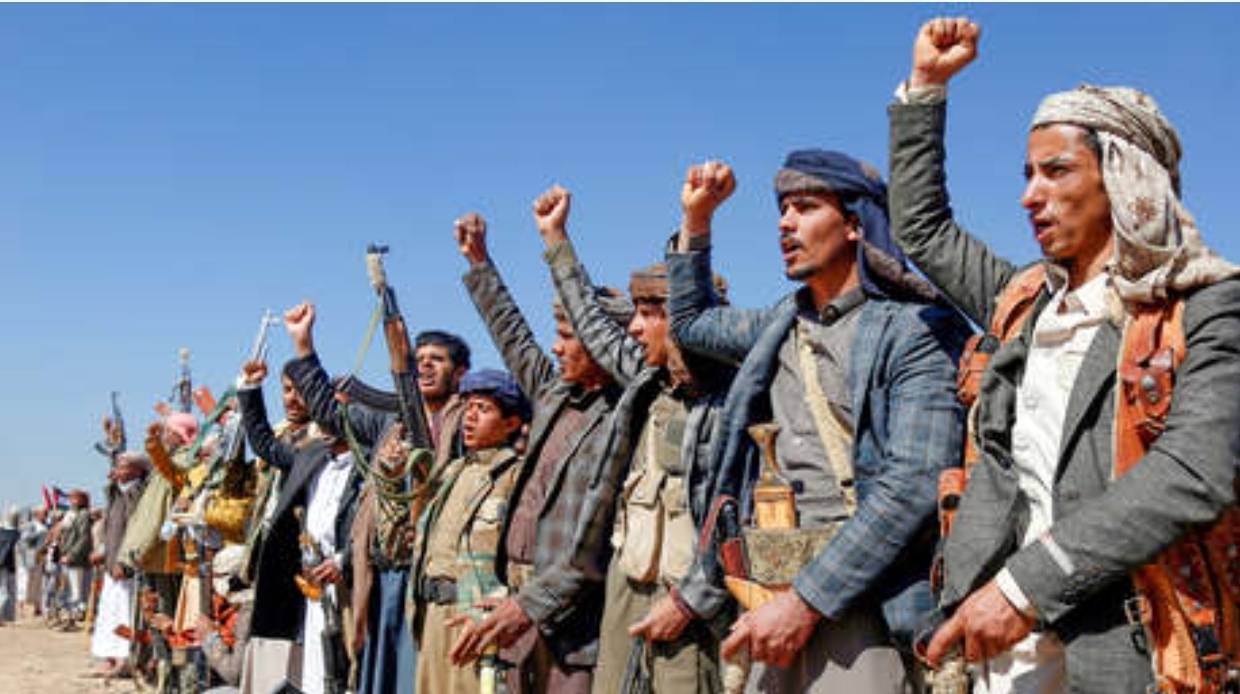 Los hutíes de Yemen reivindican el impacto con misiles en un barco de EE.UU y planean más ataques