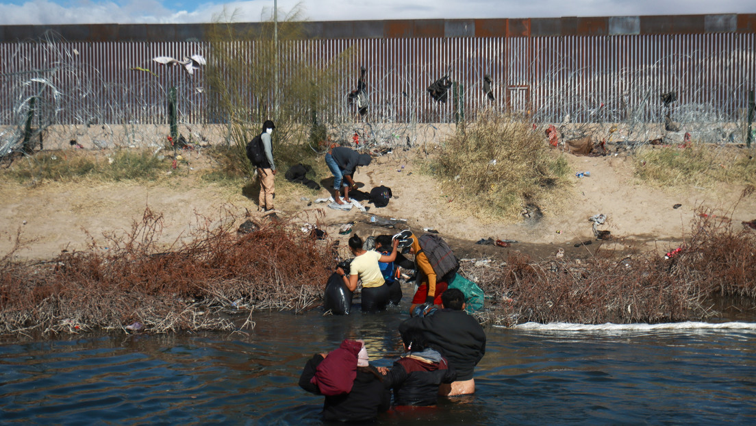 La Guardia Nacional de Texas bloquea una sección de la frontera entre EE.UU. y México
