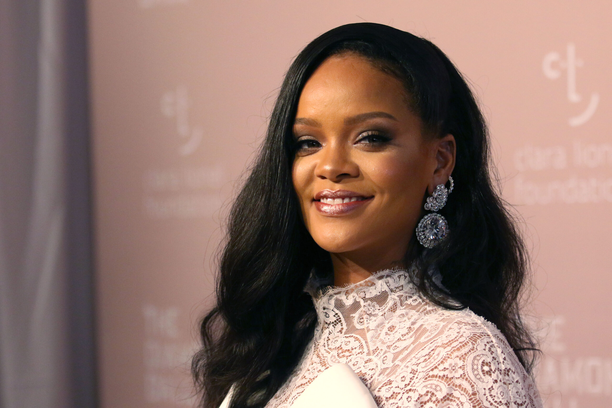 La espectacular lencería rosa que lució Rihanna para la campaña de San Valentín de Fenty