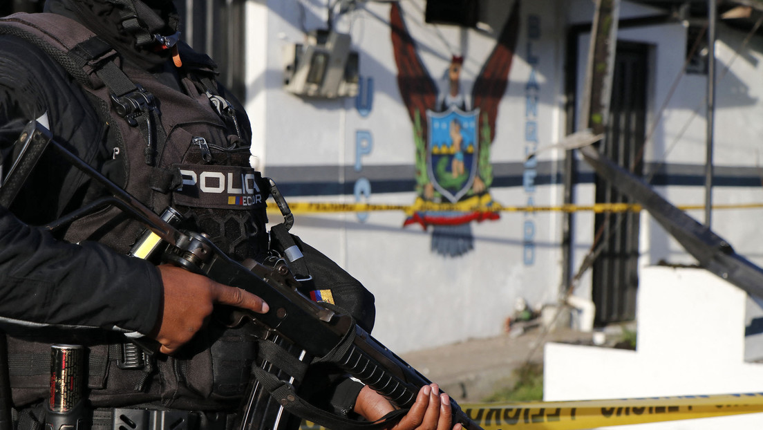 Tercera noche violenta en Ecuador: ataques a la policía, autos incendiados y explosión en discoteca