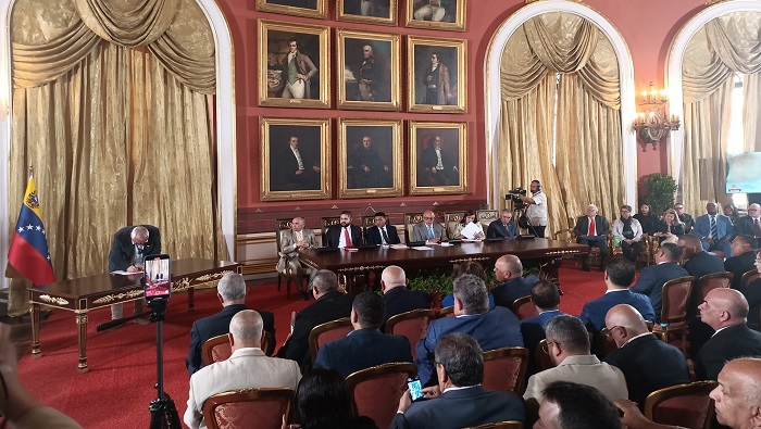 Firman propuesta de calendario electoral para los comicios presidenciales en Venezuela