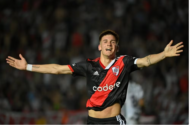 River Plate negocia renovarle a Franco Mastantuono con una cláusula récord en medio de los rumores sobre el interés del Barcelona