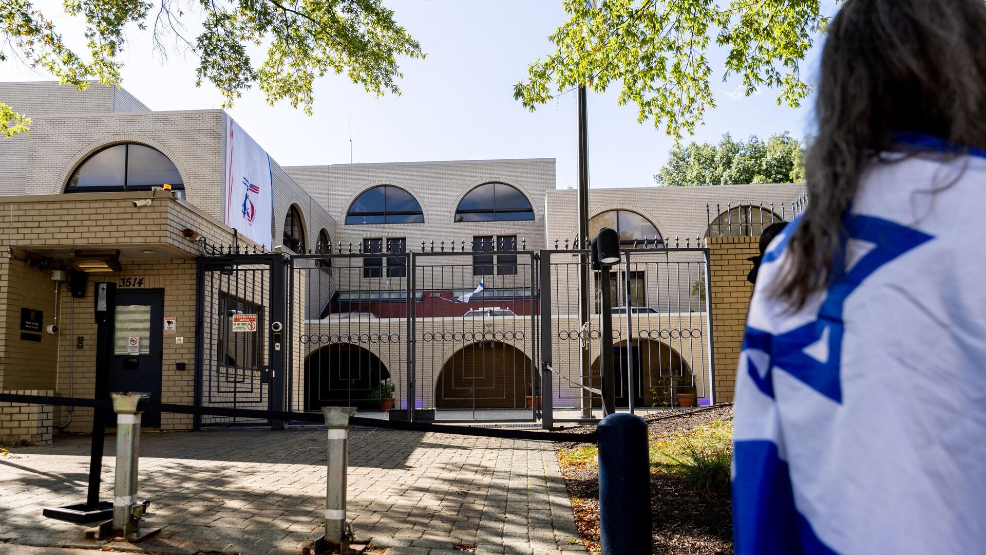 Un hombre se prende fuego cerca de la embajada de Israel en Washington