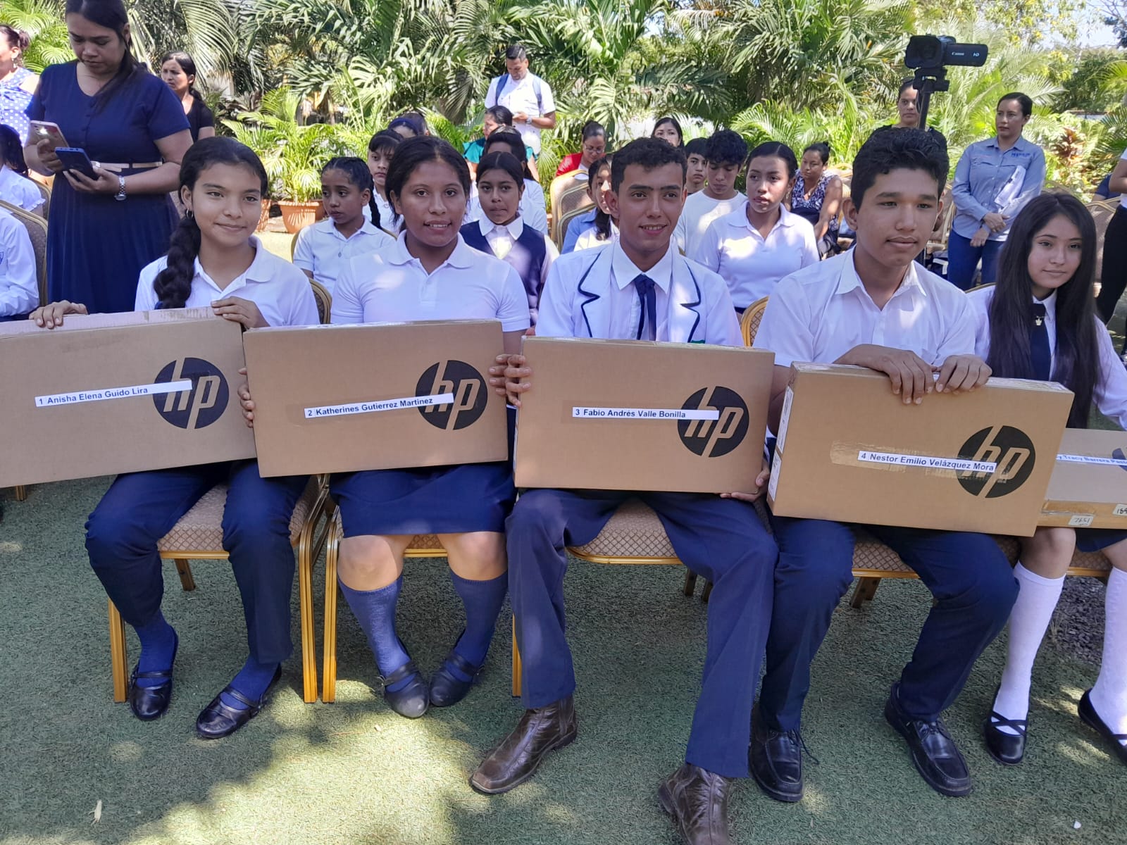 Premian a estudiantes del país ganadores del concurso de dibujos sobre cambio climático