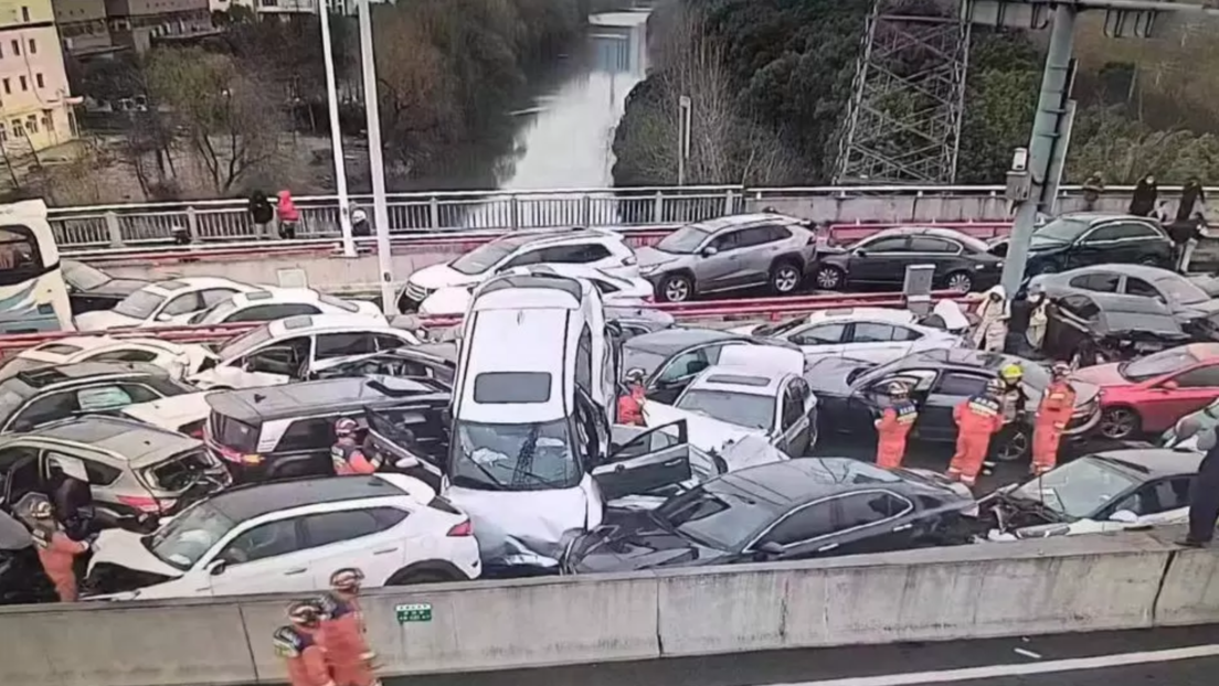 100 coches chocan en una autopista en China