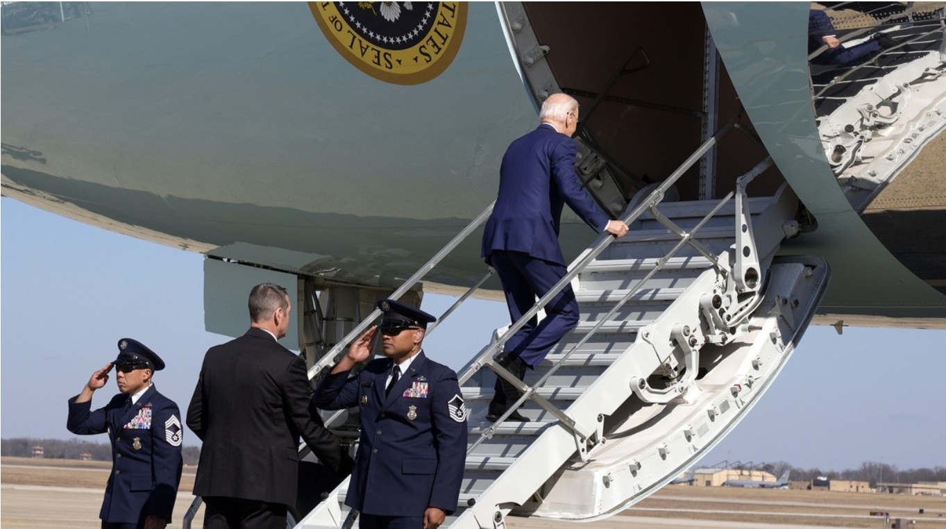Biden vuelve a tropezar mientras sube la escalerilla del avión presidencial