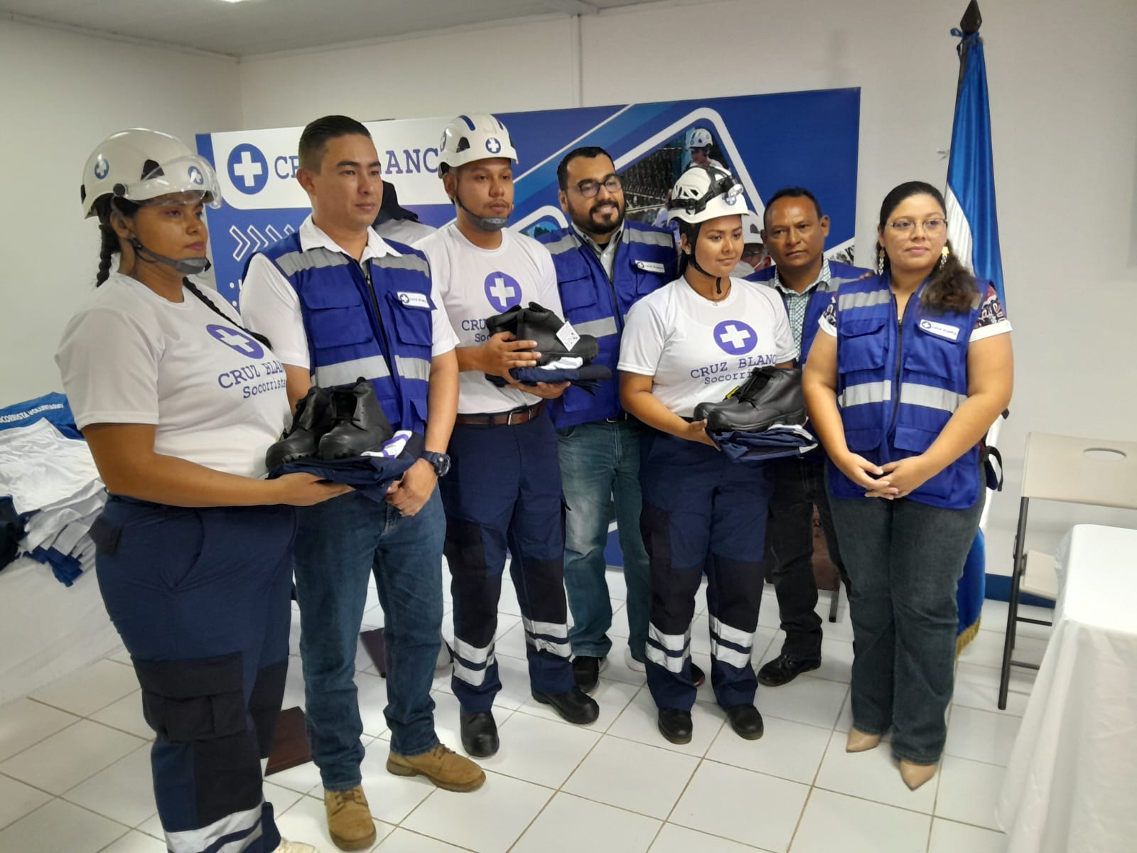 Entregan uniformes a más de 800 socorristas de las filiales de la Cruz Blanca