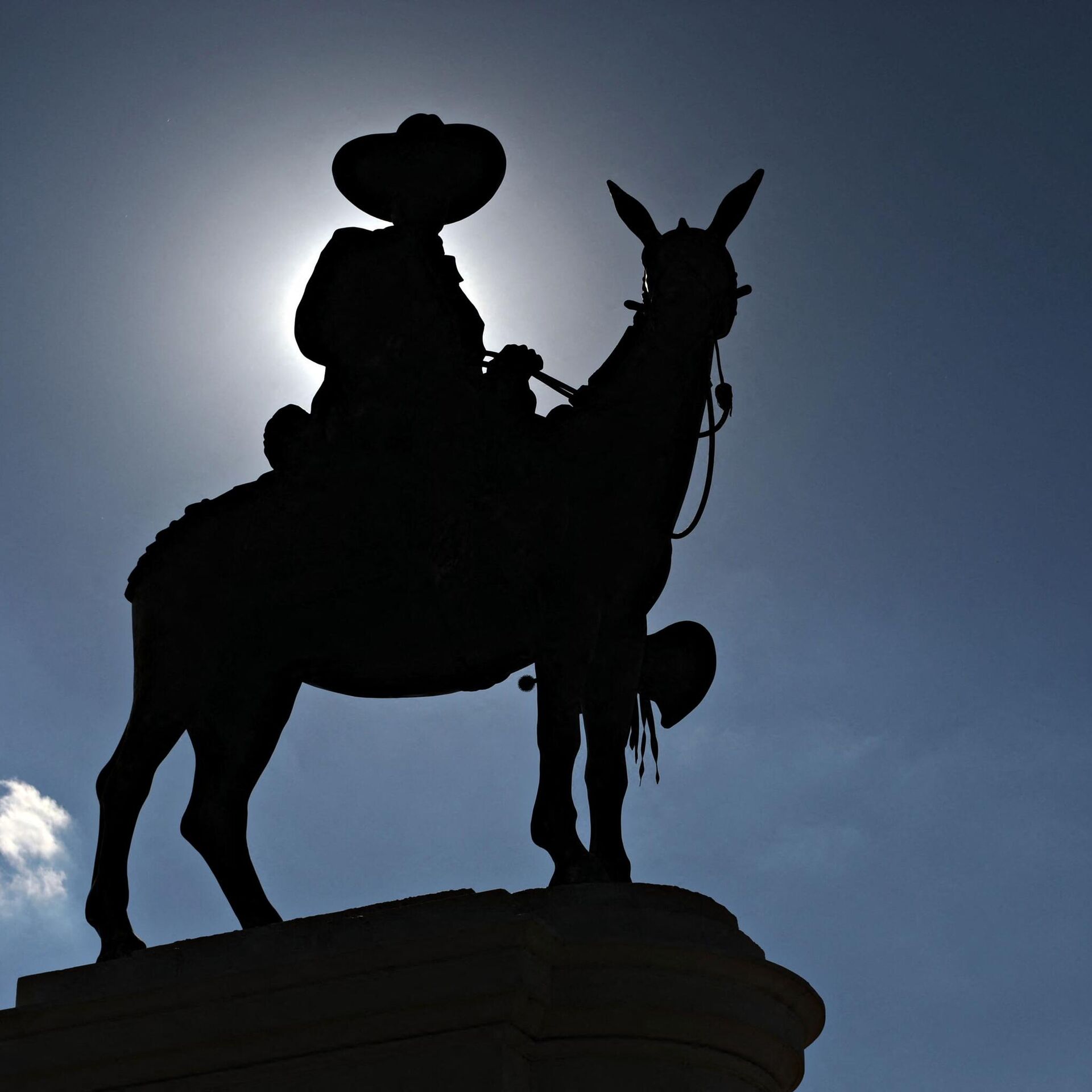 Sandino símbolo y bandera de los pueblos que defienden su dignidad