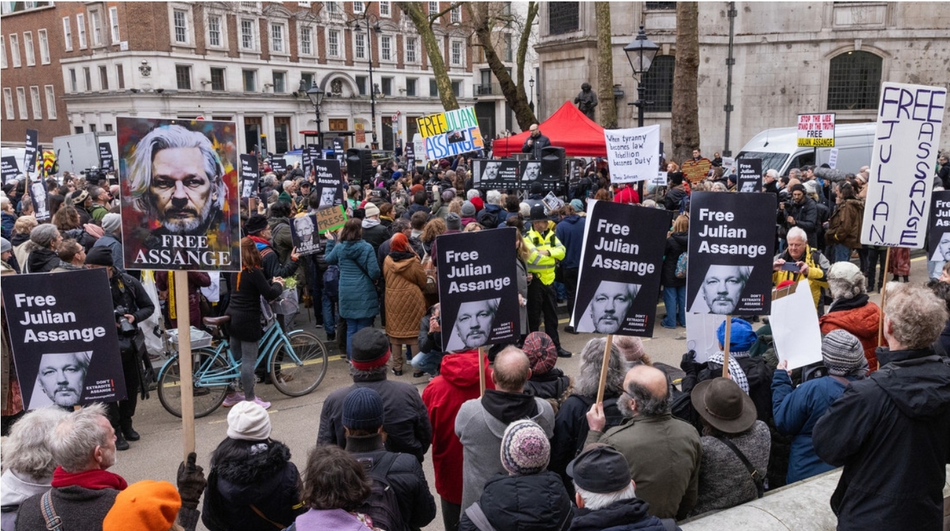 Snowden arremete contra el escandaloso ‘juicio’ de Londres a Julian Assange